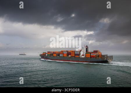 Nave container in arrivo a Southampton Foto Stock