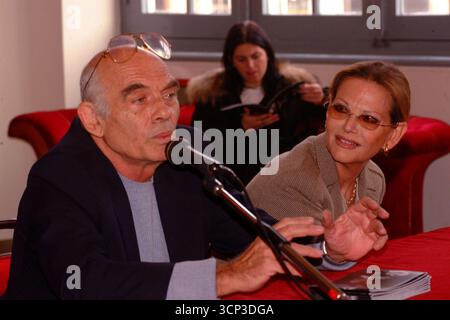 ROMA - NOVEMBRE 2002 TEATRO ARGENTINA - PRESENTAZIONE DELLO SPETTACOLO TEATRALE "COME TU MI VUOI" CLAUDIA CARDINALE E PASQUALE SQUITIERI © MAURO CRINELLA Foto Stock