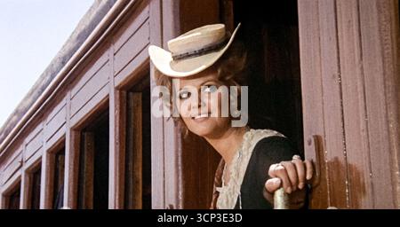 STATI UNITI. Claudia Cardinale in una scena del film C)Paramount: Once Upon a Time in the West (1968).Plot: Una misteriosa sconosciuta con un'armonica unisce le forze con un famigerato disperato per proteggere una bella vedova da uno spietato assassino che lavora per la ferrovia. Diretto da Sergio Leone. Rif: LMK110-J8747-010223 fornito da LMKMEDIA. Solo editoriale. Landmark Media non è il proprietario del copyright di queste foto cinematografiche o televisive, ma fornisce un servizio solo per i media riconosciuti. pictures@lmkmedia.com Foto Stock
