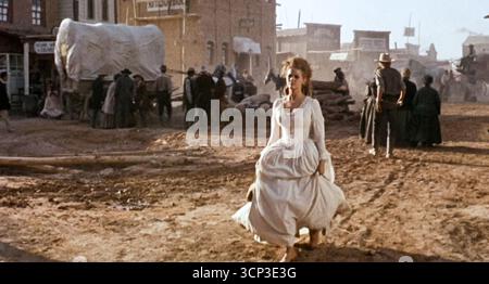 STATI UNITI. Claudia Cardinale in una scena del film C)Paramount: Once Upon a Time in the West (1968).Plot: Una misteriosa sconosciuta con un'armonica unisce le forze con un famigerato disperato per proteggere una bella vedova da uno spietato assassino che lavora per la ferrovia. Diretto da Sergio Leone. Rif: LMK110-J8747-010223 fornito da LMKMEDIA. Solo editoriale. Landmark Media non è il proprietario del copyright di queste foto cinematografiche o televisive, ma fornisce un servizio solo per i media riconosciuti. pictures@lmkmedia.com Foto Stock