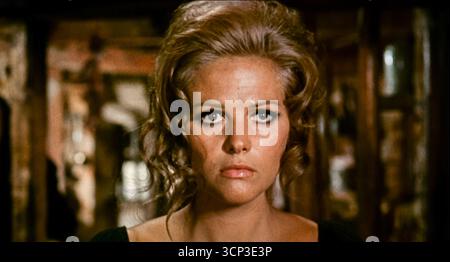 STATI UNITI. Claudia Cardinale in una scena del film C)Paramount: Once Upon a Time in the West (1968).Plot: Una misteriosa sconosciuta con un'armonica unisce le forze con un famigerato disperato per proteggere una bella vedova da uno spietato assassino che lavora per la ferrovia. Diretto da Sergio Leone. Rif: LMK110-J8747-010223 fornito da LMKMEDIA. Solo editoriale. Landmark Media non è il proprietario del copyright di queste foto cinematografiche o televisive, ma fornisce un servizio solo per i media riconosciuti. pictures@lmkmedia.com Foto Stock