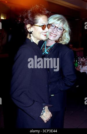 Milano, Archivio dei personaggi degli anni '90 nella foto: Claudia Cardinale, Monica Vitti ©fotostore Foto Stock