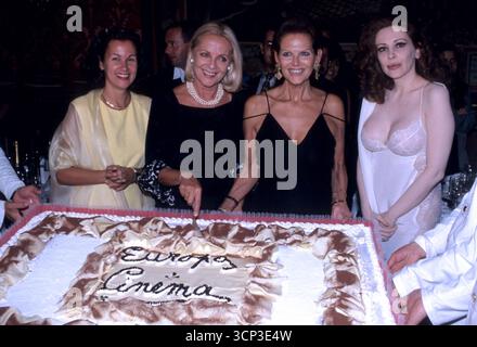 Milano, Archivio dei personaggi degli anni '90 nella foto: Claudia Cardinale con Virna Lisi e Francesca Dellera ©fotostore Foto Stock