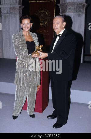 Milano, Archivio dei personaggi degli anni '90 nella foto: Claudia Cardinale con Gianluigi Rondi ©fotostore Foto Stock