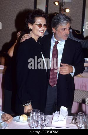Milano, Archivio dei personaggi degli anni '90 nella foto: Claudia Cardinale con Giancarlo Giannini ©fotostore Foto Stock