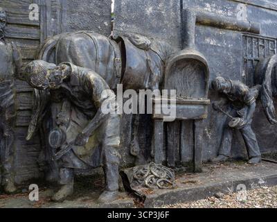 Opere d'arte in bronzo a grandezza naturale che raffigurano cavalli e fabbri all'esterno del birrificio Nethergate, Long Melford, Suffolk Foto Stock