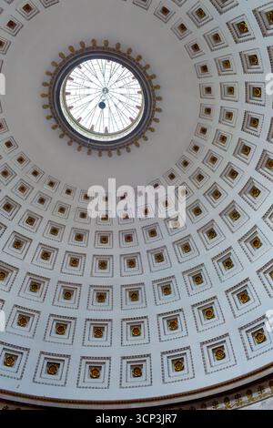 Soffitto a cupola architettonico con motivi intricati nel Tempio di Canova a Possagno e lucernario centrale, che mostra l'artigianato dettagliato e Foto Stock