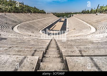 Ampia vista dello Stadio Panatenaico di Atene, Grecia, con posti a sedere in marmo e pista da corsa centrale. Maggio 2025. Foto Stock