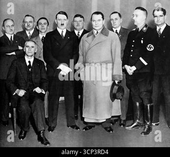 Gli ufficiali di Hitler - lo staff del Führer assunse il giorno della sua nomina a Cancelliere del Reich il 30 gennaio 1933. Da L, Wihelm Kube, Hanns Kerrl, Joseph Goebbels, Adolf Hitler, Ernst Röhm, Hermann Göring, Walther Darré, Heinrich Himmler, Rudolf Hess. Wilhelm Frick, seduto davanti. 30 gennaio 1933 Foto Stock