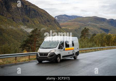 Camper su strada di montagna in un paesaggio panoramico, Norvegia Foto Stock