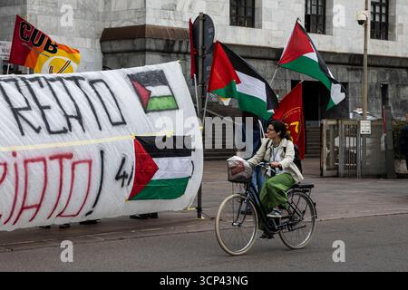 Milano, Italia. 24 settembre 2025. Presidio per la maschera della scala licenziata per aver Gridato viva Palestina al Teatro alla Scala di Milano Milano - Italia - Cronaca Mercoledì, 24 settembre, 2025 (foto di Marco Ottico/Lapresse) dimostrazione per l'usciere licenziato per gridare "Long Live Palestine" al Teatro alla Scala di Milano. Milano - Italia - News mercoledì 24 settembre 2025 (foto di Marco otto/Lapresse) crediti: LaPresse/Alamy Live News Foto Stock