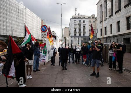 Milano, Italia. 24 settembre 2025. Presidio per la maschera della scala licenziata per aver Gridato viva Palestina al Teatro alla Scala di Milano Milano - Italia - Cronaca Mercoledì, 24 settembre, 2025 (foto di Marco Ottico/Lapresse) dimostrazione per l'usciere licenziato per gridare "Long Live Palestine" al Teatro alla Scala di Milano. Milano - Italia - News mercoledì 24 settembre 2025 (foto di Marco otto/Lapresse) crediti: LaPresse/Alamy Live News Foto Stock