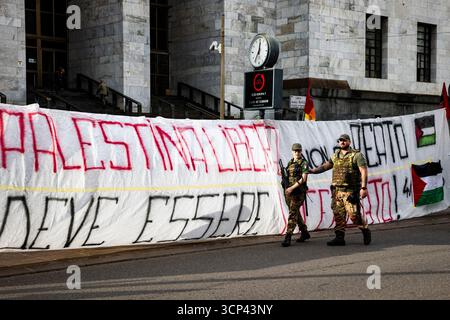 Milano, Italia. 24 settembre 2025. Presidio per la maschera della scala licenziata per aver Gridato viva Palestina al Teatro alla Scala di Milano Milano - Italia - Cronaca Mercoledì, 24 settembre, 2025 (foto di Marco Ottico/Lapresse) dimostrazione per l'usciere licenziato per gridare "Long Live Palestine" al Teatro alla Scala di Milano. Milano - Italia - News mercoledì 24 settembre 2025 (foto di Marco otto/Lapresse) crediti: LaPresse/Alamy Live News Foto Stock