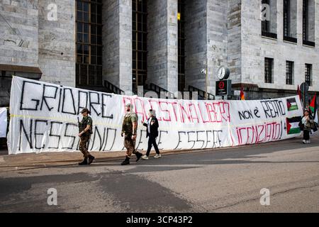 Milano, Italia. 24 settembre 2025. Presidio per la maschera della scala licenziata per aver Gridato viva Palestina al Teatro alla Scala di Milano Milano - Italia - Cronaca Mercoledì, 24 settembre, 2025 (foto di Marco Ottico/Lapresse) dimostrazione per l'usciere licenziato per gridare "Long Live Palestine" al Teatro alla Scala di Milano. Milano - Italia - News mercoledì 24 settembre 2025 (foto di Marco otto/Lapresse) crediti: LaPresse/Alamy Live News Foto Stock