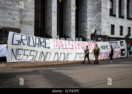 Milano, Italia. 24 settembre 2025. Presidio per la maschera della scala licenziata per aver Gridato viva Palestina al Teatro alla Scala di Milano Milano - Italia - Cronaca Mercoledì, 24 settembre, 2025 (foto di Marco Ottico/Lapresse) dimostrazione per l'usciere licenziato per gridare "Long Live Palestine" al Teatro alla Scala di Milano. Milano - Italia - News mercoledì 24 settembre 2025 (foto di Marco otto/Lapresse) crediti: LaPresse/Alamy Live News Foto Stock