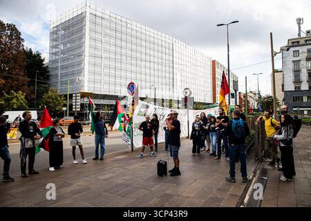 Milano, Italia. 24 settembre 2025. Presidio per la maschera della scala licenziata per aver Gridato viva Palestina al Teatro alla Scala di Milano Milano - Italia - Cronaca Mercoledì, 24 settembre, 2025 (foto di Marco Ottico/Lapresse) dimostrazione per l'usciere licenziato per gridare "Long Live Palestine" al Teatro alla Scala di Milano. Milano - Italia - News mercoledì 24 settembre 2025 (foto di Marco otto/Lapresse) crediti: LaPresse/Alamy Live News Foto Stock