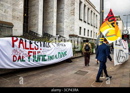 Milano, Italia. 24 settembre 2025. Presidio per la maschera della scala licenziata per aver Gridato viva Palestina al Teatro alla Scala di Milano Milano - Italia - Cronaca Mercoledì, 24 settembre, 2025 (foto di Marco Ottico/Lapresse) dimostrazione per l'usciere licenziato per gridare "Long Live Palestine" al Teatro alla Scala di Milano. Milano - Italia - News mercoledì 24 settembre 2025 (foto di Marco otto/Lapresse) crediti: LaPresse/Alamy Live News Foto Stock