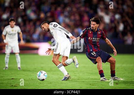 VALENCIA, SPAGNA - 23 SETTEMBRE: Daniel Ceballos del Real Madrid compete per il pallone con Unai Vencedor del Levante UD durante la partita LaLiga EA Sports tra Levante UD e Real Madrid CF a Ciutat de Valencia il 23 settembre 2025 a Valencia, Spagna. (Foto di QSP) Foto Stock