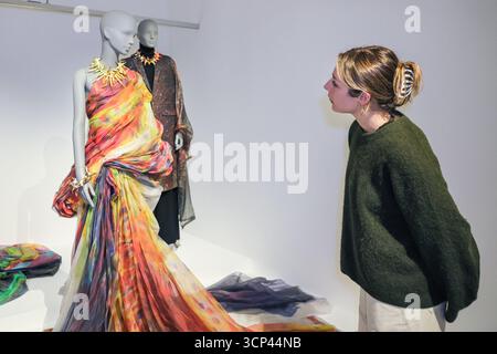 Londra, Regno Unito. 24 settembre 2025. Personale del museo nella sala Yuima Nakazato "polvere alla polvere". "Dirty Looks: Desire and Decay in Fashion" è la prima grande mostra di moda di Barbican in oltre otto anni. Unendo oltre 60 case di moda iconiche e stilisti emergenti provenienti da tutto il mondo, la mostra ripercorre il fascino duraturo della moda per l'estetica "sporca". Crediti: Imageplotter/Alamy Live News Foto Stock