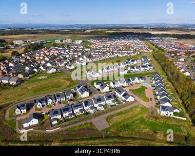 Vista aerea dal drone di case con pannelli solari sui tetti in un nuovo complesso residenziale a Winchburgh, West Lothian, Scozia, Regno Unito Foto Stock