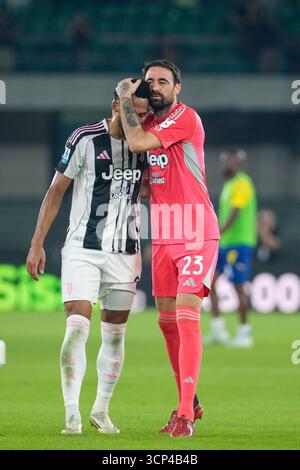 Carlo Pinsoglio della Juventus FC console Lloyd Kelly della Juventus FC durante la partita di calcio tra Hellas Verona FC e Juventus FC, MD4 di serie A Eni Foto Stock