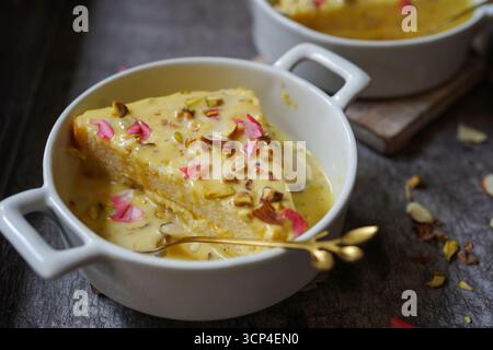 Pane istantaneo Rasmalai guarnito con noci e petali di rosa - dessert Diwali Holi Foto Stock