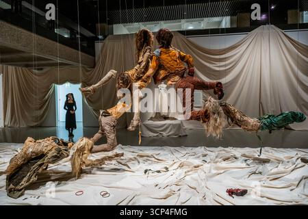 Londra, Regno Unito. 24 settembre 2025. Solitude Studios (Jonas Bruun e Sopia Martinussen), Hibernating Hopes, Autunno/Inverno 2024 - Dirty Looks: Desire and Decay in Fashion, una nuova mostra che unisce oltre 60 case di moda iconiche e designer emergenti da tutto il mondo ed esplora come la moda contemporanea abbia sfruttato le potenzialità di Dirt and Decay, apre il 25 settembre al Barbican di Londra, e rimane in funzione fino al 25 gennaio 2026. Crediti: Guy Bell/Alamy Live News Foto Stock