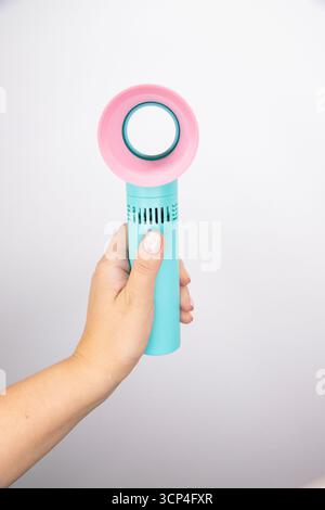Un ventilatore portatile per prolunghe ciglia. Il concetto di raffreddamento personale Foto Stock