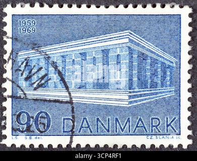 Francobollo cancellato stampato dalla Danimarca, che mostra C.E.P.T.- Building, 1969 circa. Foto Stock
