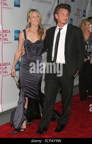 Sean e Robin Wright Penn alla premiere di "The Interpreter" che dà il via al Tribeca Film Festival. New York, 19 aprile 2005 Foto Stock