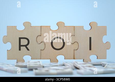Puzzle con le lettere ROI. Concetto di finanza e ritorno sugli investimenti. Foto Stock
