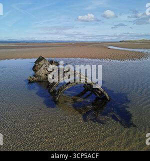 I sommergibili Midget della seconda guerra mondiale si arrugginiscono nella baia di Aberlady vicino a Edimburgo. La Classe X fu costruita come nuovo approccio per abbattere le navi da guerra tedesche. Foto Stock