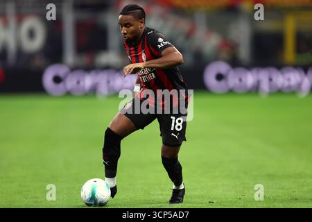 Milano, Italia. 23 settembre 2025. Christopher Nkunku dell'AC Milan in azione durante la gara di Coppa Italia 16 tra l'AC Milan e noi Lecce allo Stadio Giuseppe Meazza il 23 settembre 2025 a Milano. Crediti: Marco Canoniero/Alamy Live News Foto Stock