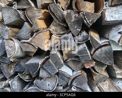 una pila di legna da ardere di betulla secca per riscaldare la stufa in inverno Foto Stock