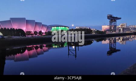 Pacific Quay, Glasgow: OVO Hydro, Armadillo e Finnieston Crane riflettono il moderno skyline e il passato dei cantieri navali della città sul fiume Clyde. Scozia urbana. Foto Stock