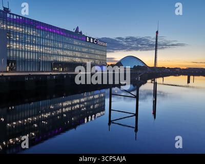 Pacific Quay, Glasgow: BBC Scotland Studios e Glasgow Science Centre riflettono su Clyde al crepuscolo. Il moderno skyline e il passato dei cantieri navali di Glasgow. Foto Stock