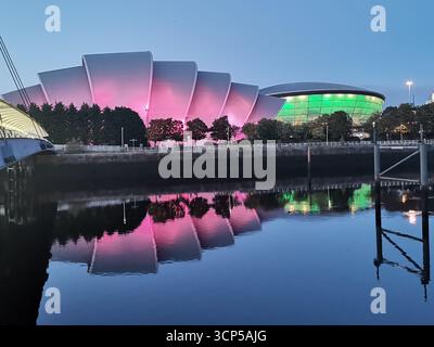 Pacific Quay, Glasgow: OVO Hydro, Armadillo e Finnieston Crane riflettono il moderno skyline e il passato dei cantieri navali della città sul fiume Clyde. Scozia urbana. Foto Stock
