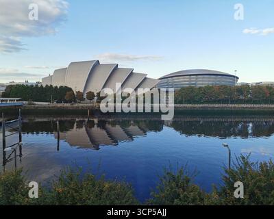 Pacific Quay, Glasgow: OVO Hydro, Armadillo e Finnieston Crane riflettono il moderno skyline e il passato dei cantieri navali della città sul fiume Clyde. Scozia urbana. Foto Stock