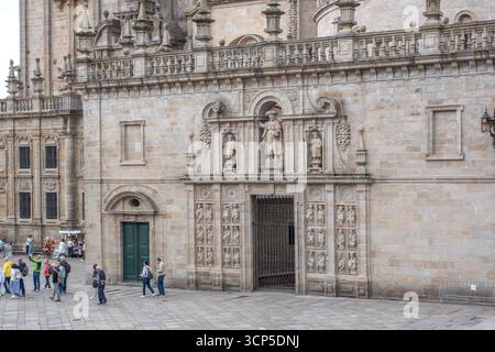 Portale che dà accesso alla porta Santa all'interno della Cattedrale di Santiago de Compostela Foto Stock