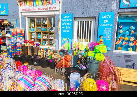 Giocattoli per bambini dai colori vivaci all'esterno di un negozio a Seahouses, Northumberland, in un giorno luminoso e soleggiato di settembre Foto Stock