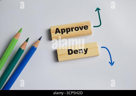 Approvare e negare i cubi di legno impilati sul tavolo. Simboleggia la scelta e la valutazione aziendale. Business e finanza Foto Stock