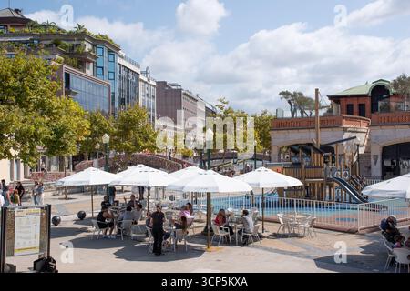 Giochi per bambini nel quartiere dello shopping di Aveiro, Portogallo Foto Stock