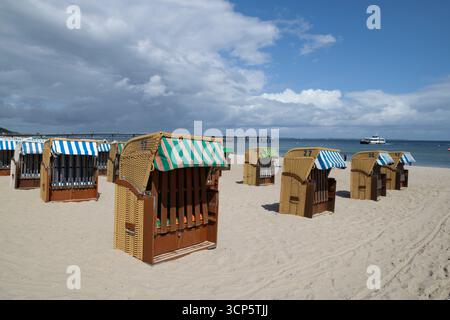 Sedie a sdraio tradizionali in vimini con tetto sulla spiaggia di sabbia bianca, Timmendorfer Strand, Schleswig-Holstein, Germania, Europa Foto Stock