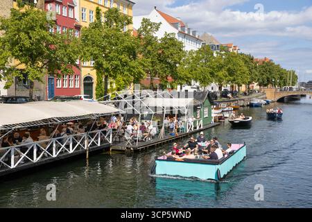 Gite in barca lungo il canale nella zona di Christianshavn della città, Copenaghen, Zelanda, Danimarca, Europa Foto Stock