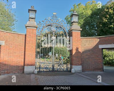Ingresso all'Earls Court Gate sulla Kensington High Street per Holland Park, Londra, Inghilterra. Foto Stock