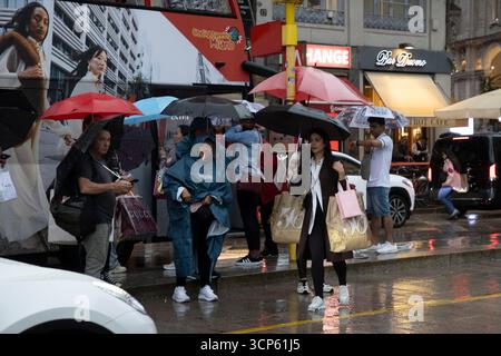 Milano, Italia. 24 settembre 2025. Pioggia e maltempo in centro a MilanoMilano - Italia - Cronaca Mercoledì, 24 settembre, 2025 (foto di Marco otto/Lapresse) pioggia e maltempo nel centro di Milano - Italia - News mercoledì 24 settembre, 2025 (foto di Marco otto/Lapresse) crediti: LaPresse/Alamy Live News Foto Stock