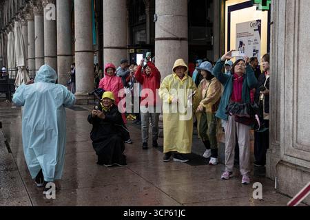 Milano, Italia. 24 settembre 2025. Pioggia e maltempo in centro a MilanoMilano - Italia - Cronaca Mercoledì, 24 settembre, 2025 (foto di Marco otto/Lapresse) pioggia e maltempo nel centro di Milano - Italia - News mercoledì 24 settembre, 2025 (foto di Marco otto/Lapresse) crediti: LaPresse/Alamy Live News Foto Stock