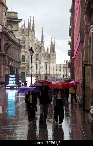 Milano, Italia. 24 settembre 2025. Pioggia e maltempo in centro a MilanoMilano - Italia - Cronaca Mercoledì, 24 settembre, 2025 (foto di Marco otto/Lapresse) pioggia e maltempo nel centro di Milano - Italia - News mercoledì 24 settembre, 2025 (foto di Marco otto/Lapresse) crediti: LaPresse/Alamy Live News Foto Stock