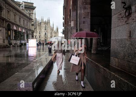 Milano, Italia. 24 settembre 2025. Pioggia e maltempo in centro a MilanoMilano - Italia - Cronaca Mercoledì, 24 settembre, 2025 (foto di Marco otto/Lapresse) pioggia e maltempo nel centro di Milano - Italia - News mercoledì 24 settembre, 2025 (foto di Marco otto/Lapresse) crediti: LaPresse/Alamy Live News Foto Stock