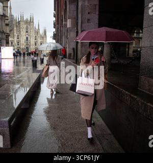 Milano, Italia. 24 settembre 2025. Pioggia e maltempo in centro a MilanoMilano - Italia - Cronaca Mercoledì, 24 settembre, 2025 (foto di Marco otto/Lapresse) pioggia e maltempo nel centro di Milano - Italia - News mercoledì 24 settembre, 2025 (foto di Marco otto/Lapresse) crediti: LaPresse/Alamy Live News Foto Stock